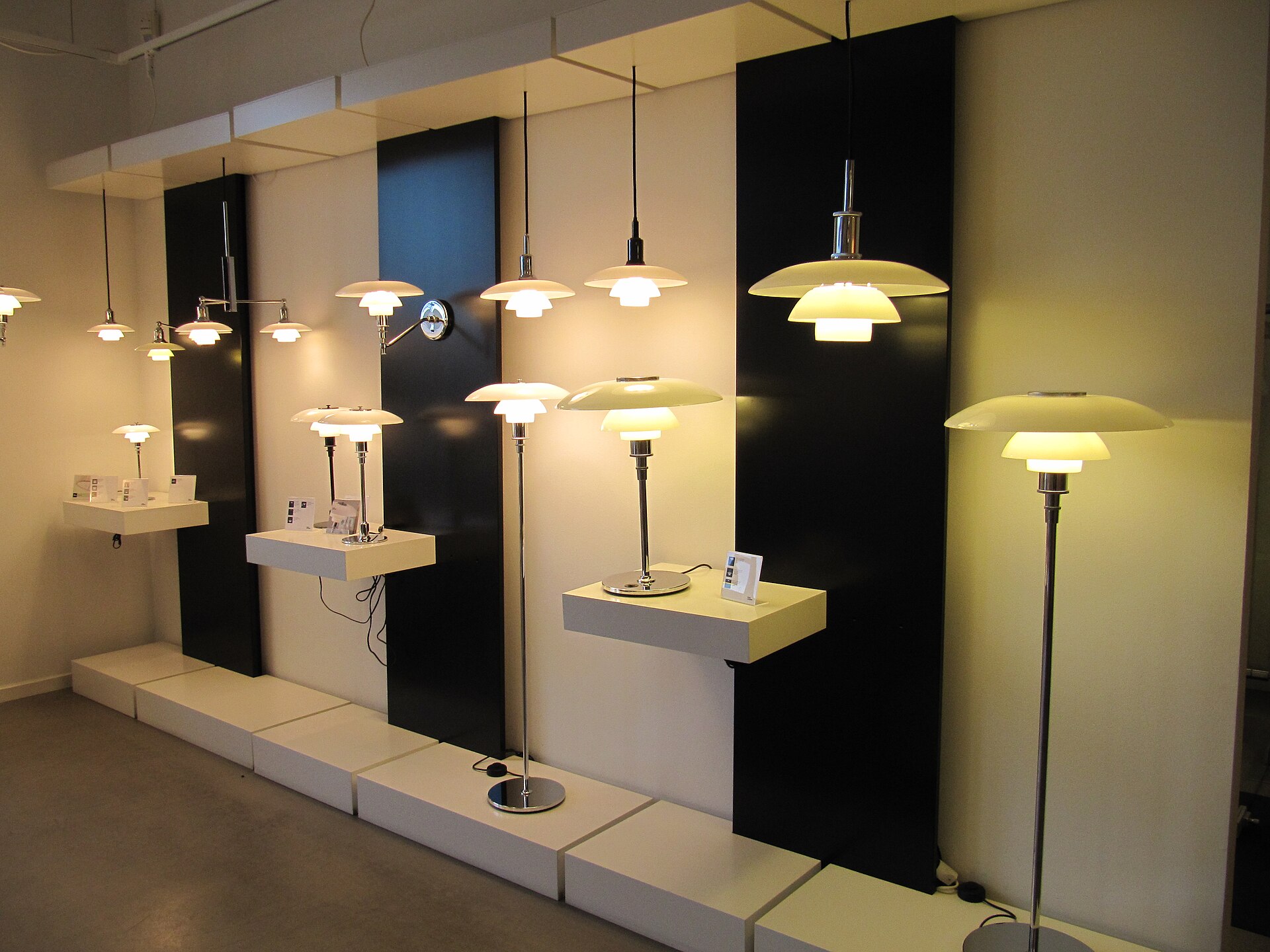 Mange PH-lamper i Louis Poulsens showroom