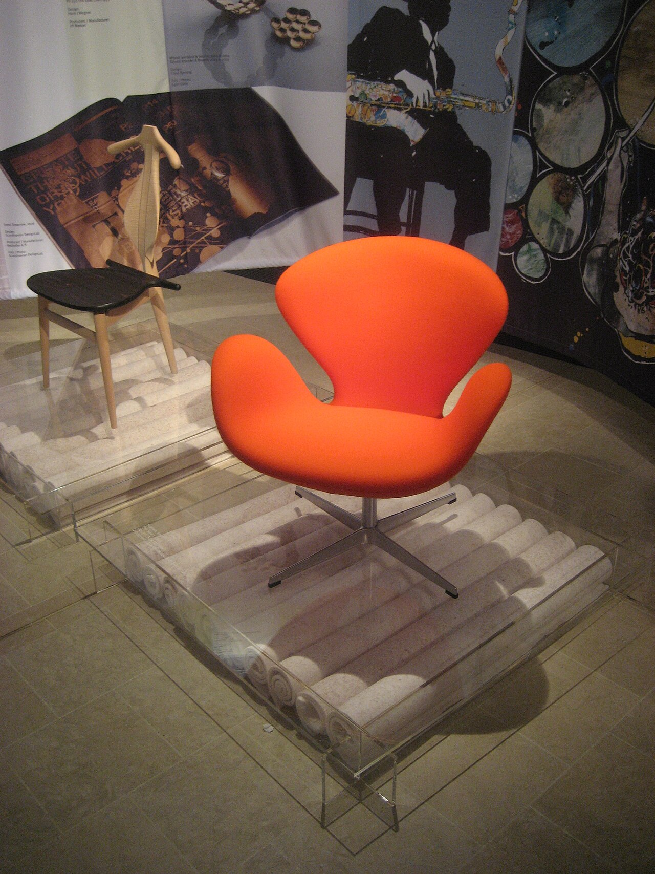 Orange Svanen-stol af Arne Jacobsen