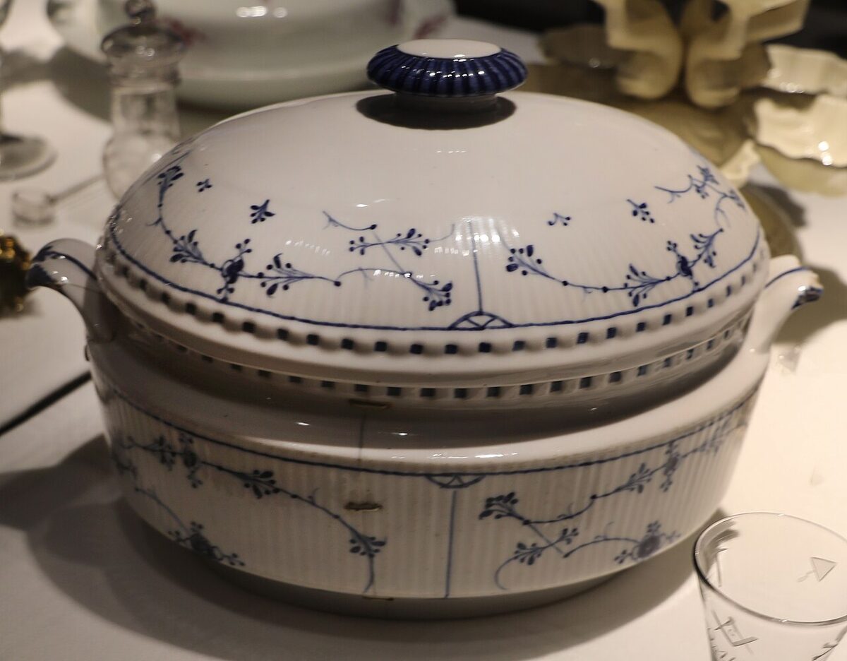 Gammel terrin i blåmalet porcelæn fra København