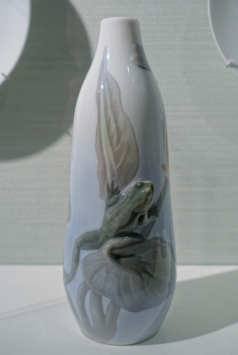 Royal Copenhagen-vase med en frø og plantemotiv