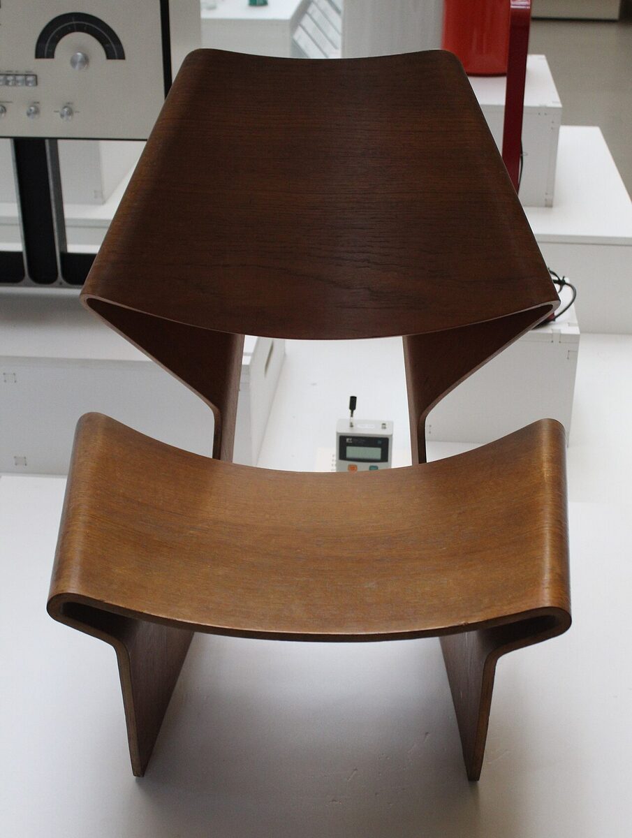Grete Jalks stol i teakfinér på Victoria and Albert Museum