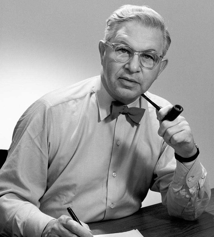 Arne Jacobsen ved sit skrivebord med pibe