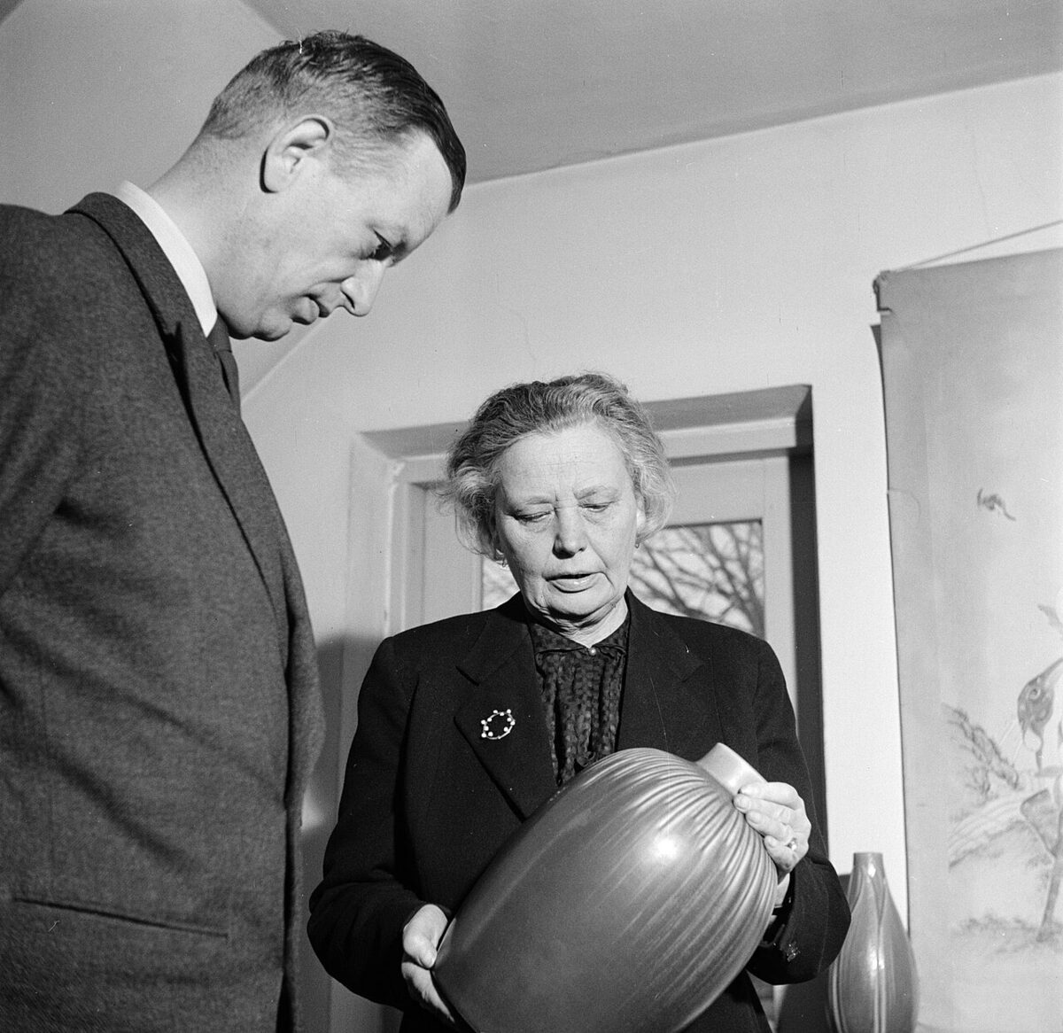 Nathalie Krebs fra Saxbo ser på en vase