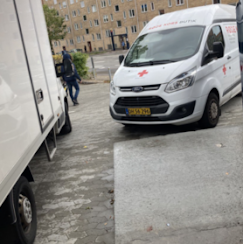 Rydbo-bilen ved aflevering af doneret indbo til Røde Kors